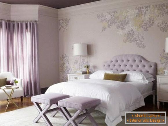 Sfondi, tende e soffitto viola nella camera da letto - foto