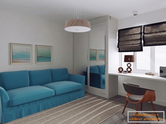 Luminoso divano blu nel piccolo soggiorno