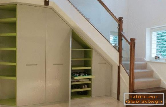 gabinetto sotto le scale in una foto di casa privata, foto 8