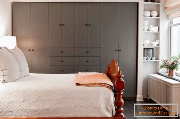 Un semplice armadio per una camera da letto in colore grigio