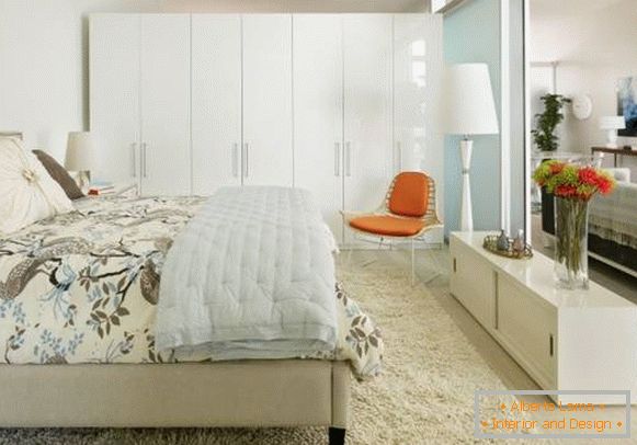 Armadio moderno nella camera da letto in colore bianco