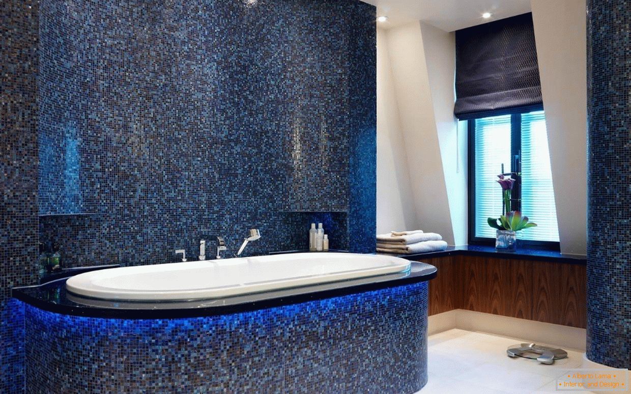 Mosaico blu scuro in bagno