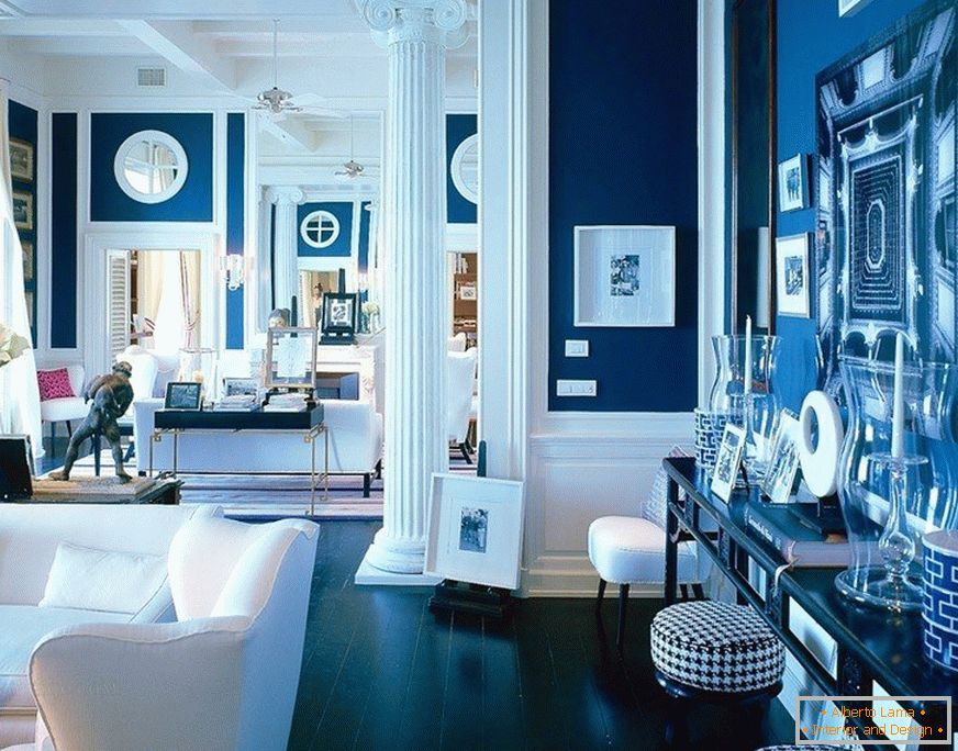 Pareti blu all'interno del soggiorno