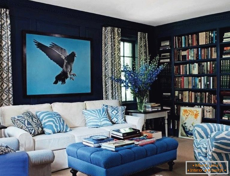 La combinazione di pareti blu scuro e elementi decorativi leggeri