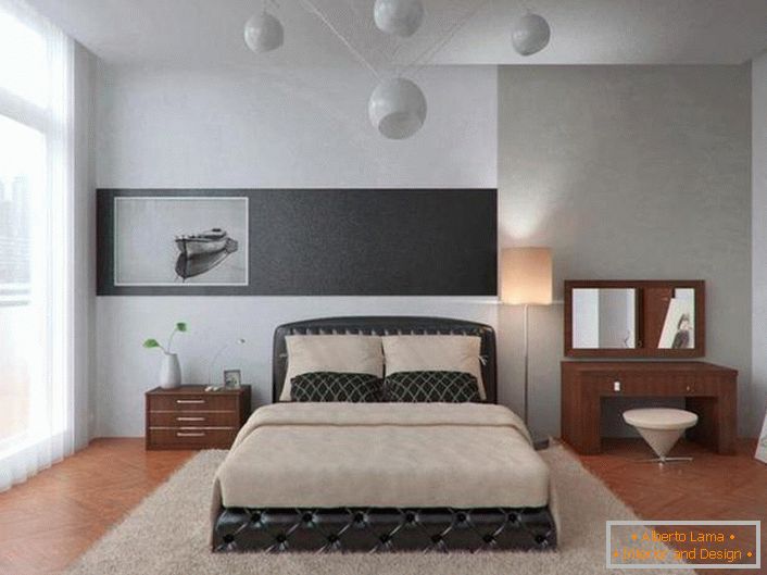 Luminosa camera da letto in stile high-tech in un appartamento di città. Design interessante del lampadario.
