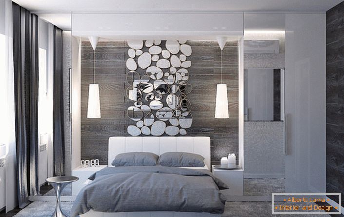Il muro sopra la testa del letto è decorato con un elegante collage di specchi ovali.