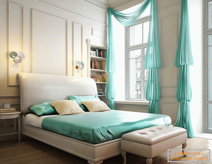 Le eleganti lampade da comodino illuminano la camera da letto in stile high-tech.