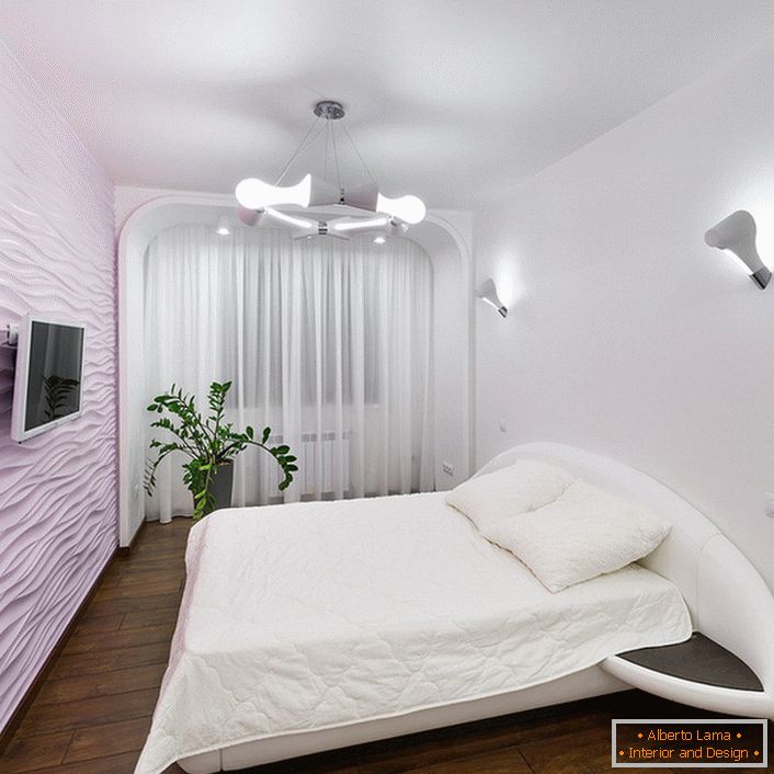 La camera da letto è high-tech con colori tenui e chiari, senza mobili extra.