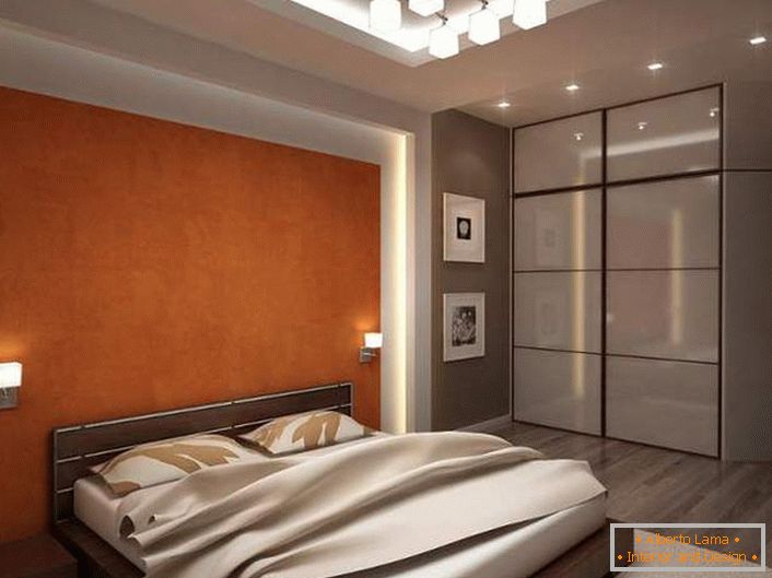 La camera da letto funzionale con un'illuminazione ben selezionata è realizzata nei toni del grigio e del beige chiaro. 