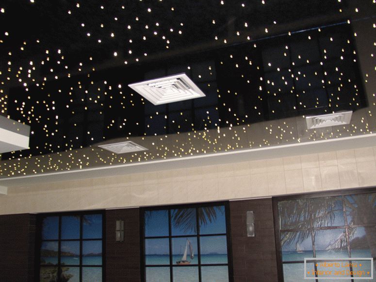 Il soffitto teso lucido del PVC imita il cielo notturno, il cielo stellato. Ottima idea per una camera da letto o una camera per bambini.