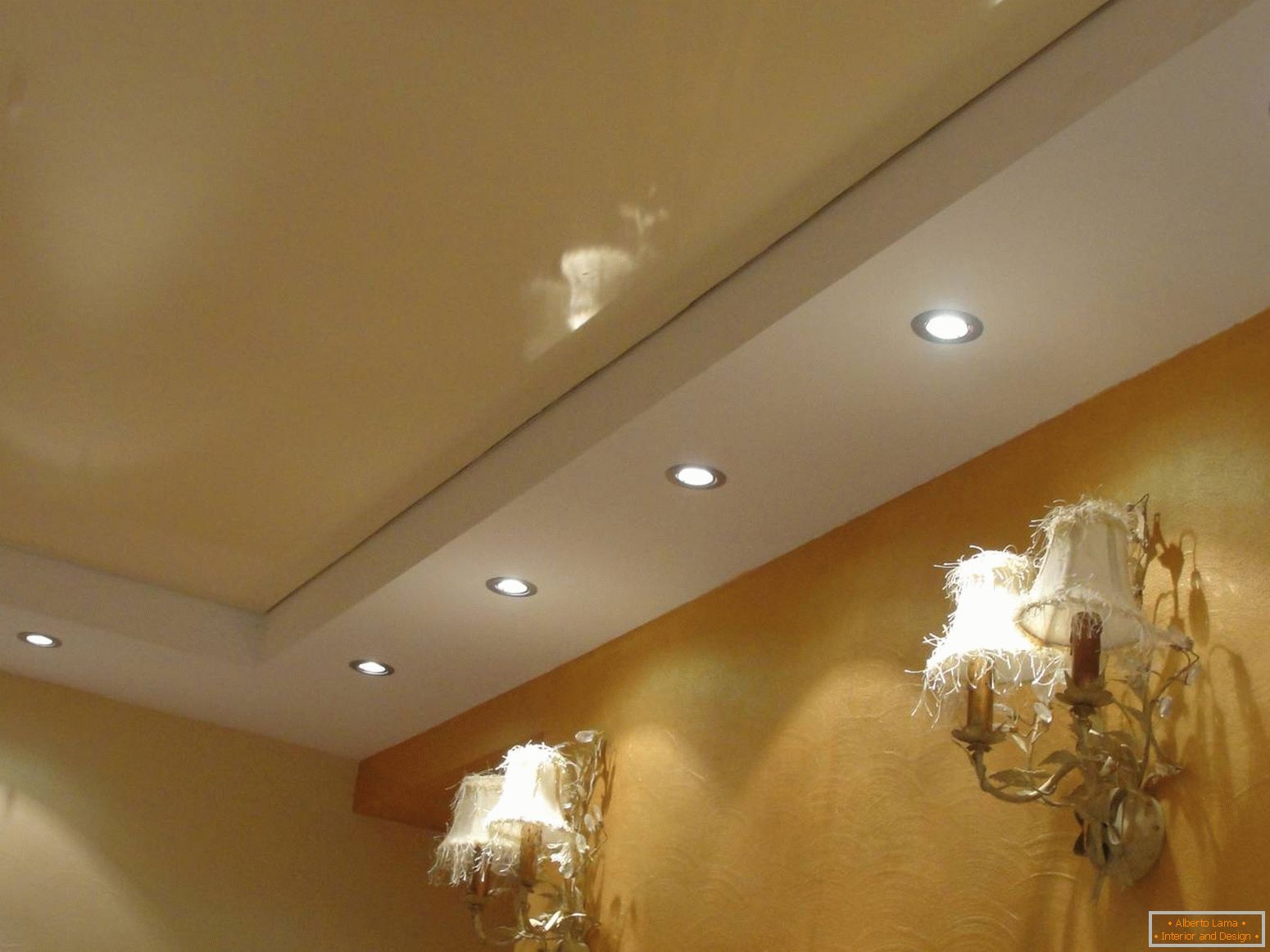 Il soffitto è una tonalità beige morbida con illuminazione correttamente selezionata.