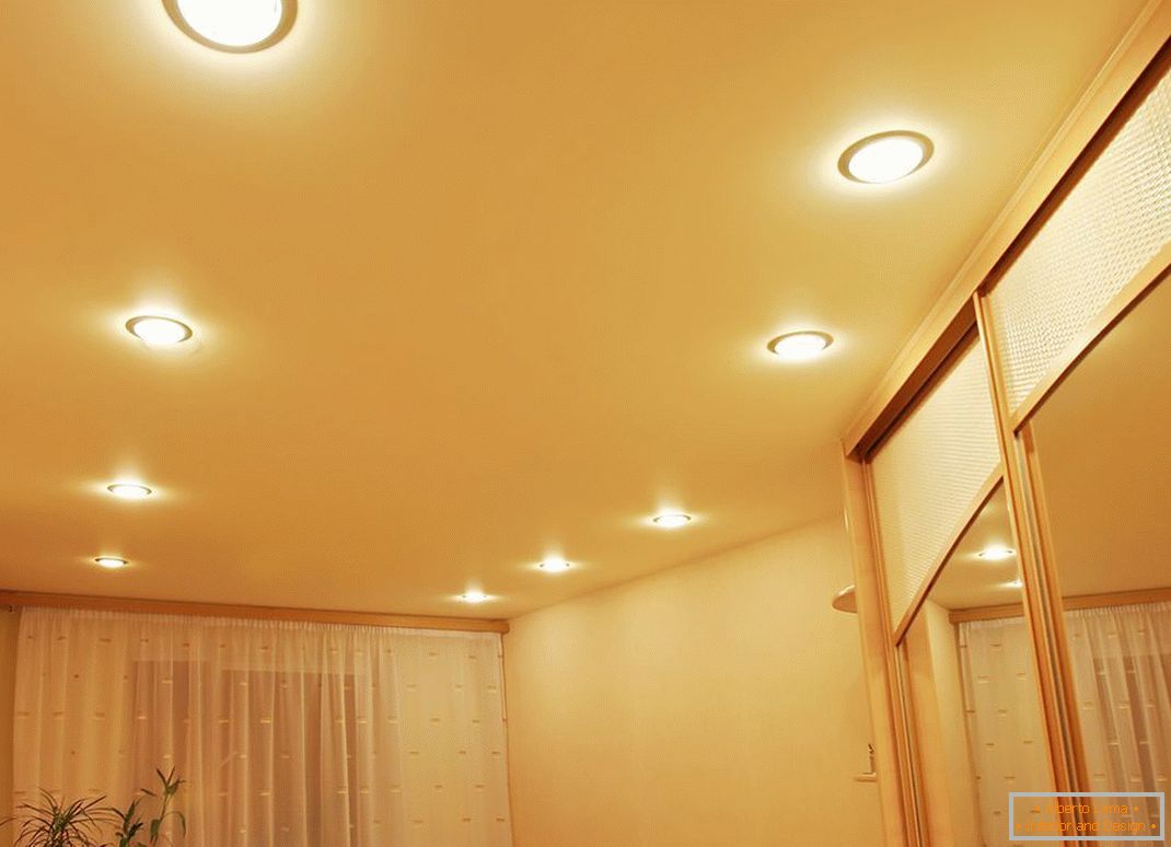 L'illuminazione puntuale è sempre vantaggiosamente combinata con i soffitti tesi in PVC.