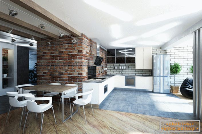 La cucina, combinata con il soggiorno, è decorata in stile loft. Un interno laconico e discreto parla di un senso dello stile del designer. 