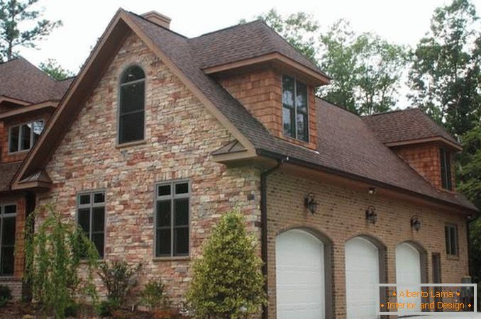 Foto della facciata della casa con diversi materiali di rivestimento