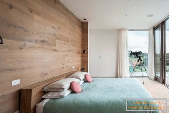 Decorare le pareti con un albero - una foto di una camera da letto moderna
