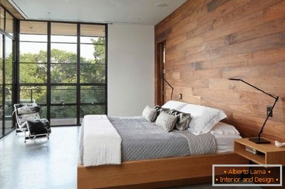 Opzioni per decorare le pareti con il legno all'interno della camera da letto