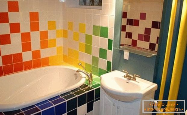 Piastrelle colorate in bagno