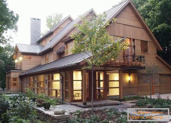 Grande casa di legno - foto esterna con rivestimenti