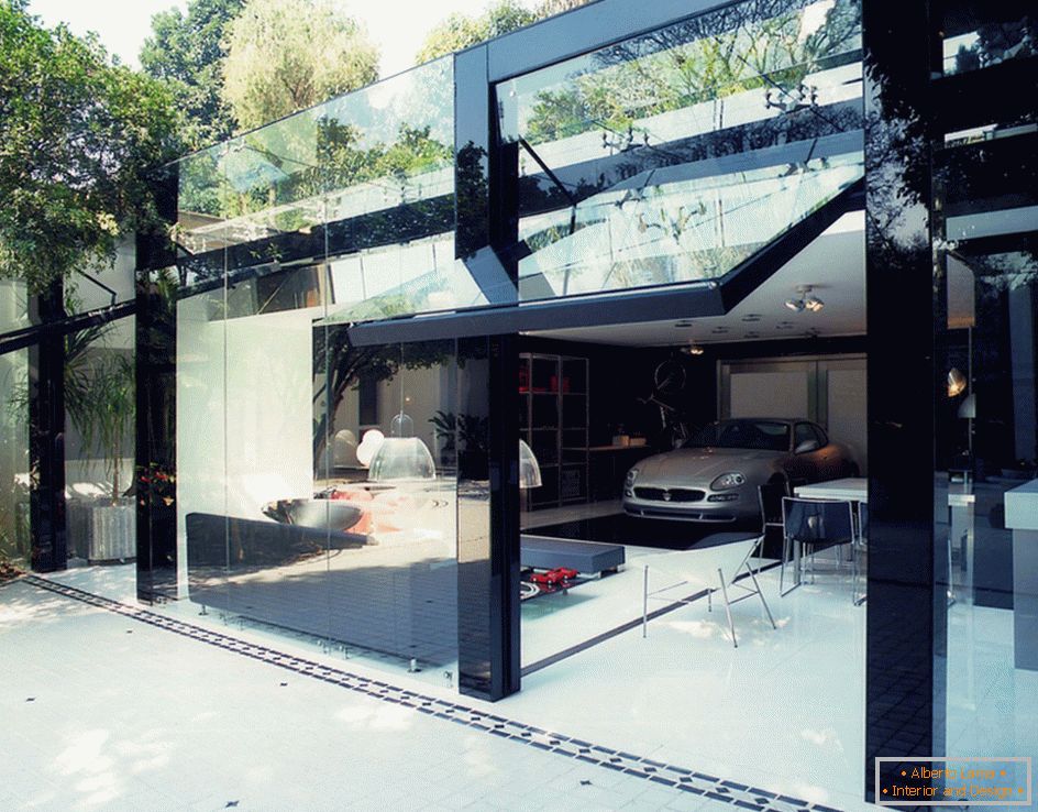 Garage moderno con cancelli di vetro