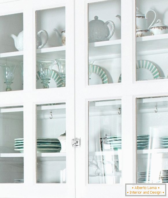 кухоннаio мебель со стеклioнными дверцами 