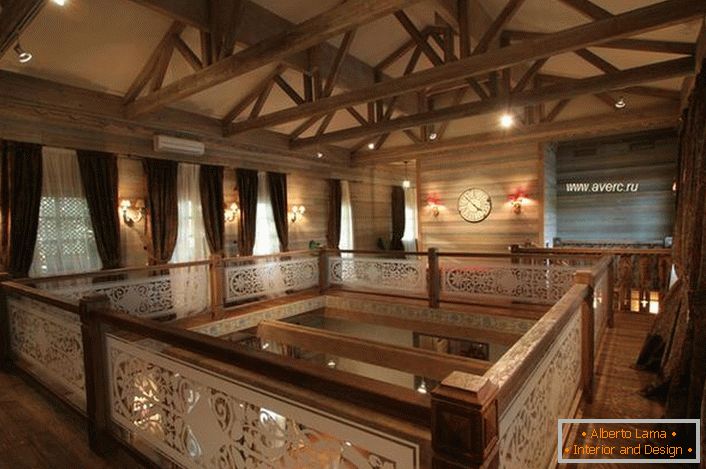 Hall al secondo piano di una casa di legno nello stile di uno chalet.