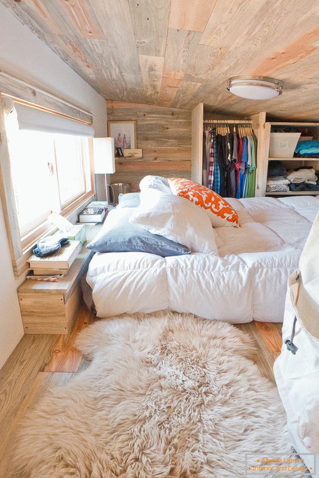Camera da letto sotto il soffitto