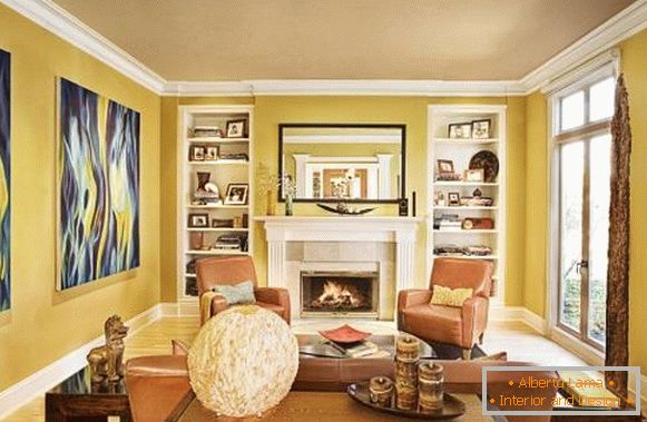 Elegante soggiorno con pareti gialle