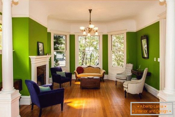 Colore verde delle pareti nel grande soggiorno