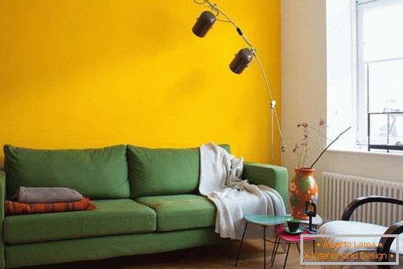 Muro giallo nel soggiorno
