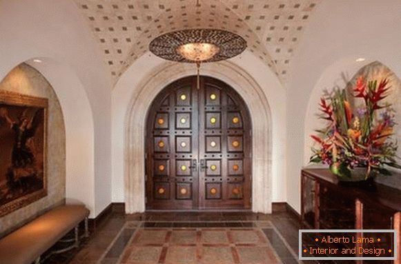 Casa e porte d'ingresso in stile marocchino