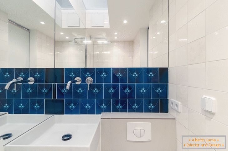 Piastrelle blu sul muro del bagno