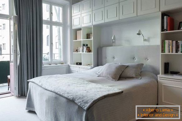 camera da letto bianca in stile moderno con mobili da incasso