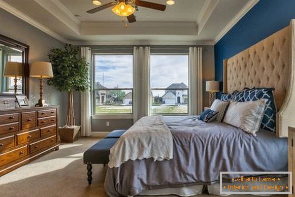 Interno della camera da letto in stile moderno nei colori beige e blu