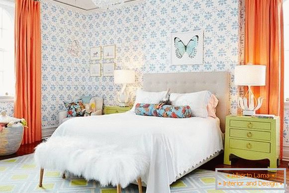 Camera da letto moderna con carta da parati a motivi geometrici