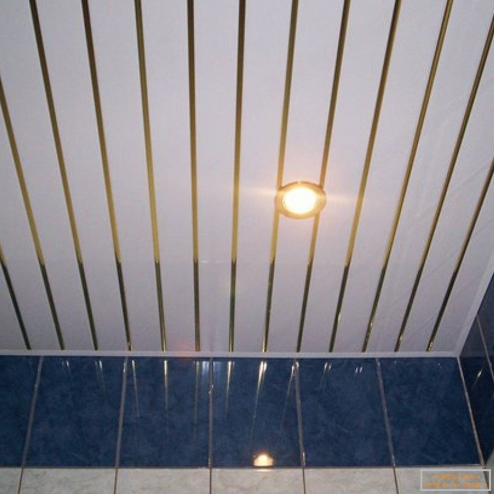 Bagno con soffitto in PVC
