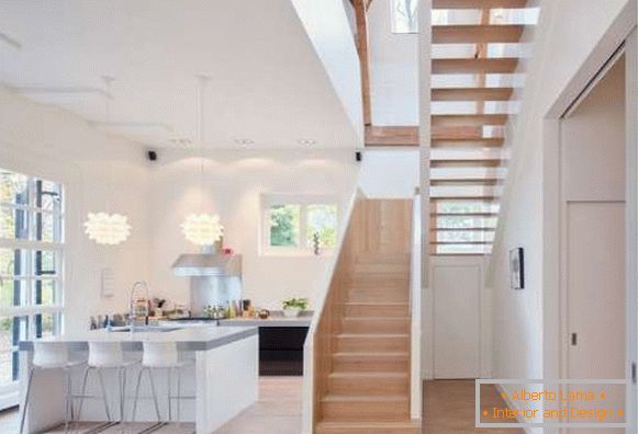 Interni di design e cucina in una casa privata con una grande finestra