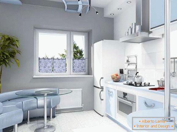 Interno di una piccola cucina in una casa privata - un design nei toni del bianco e del blu