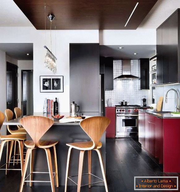 L'interno di una piccola cucina in una casa privata è un'idea per la decorazione dalle proprie mani