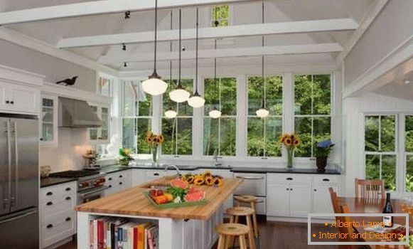 Interno di una grande cucina con una finestra in una casa privata