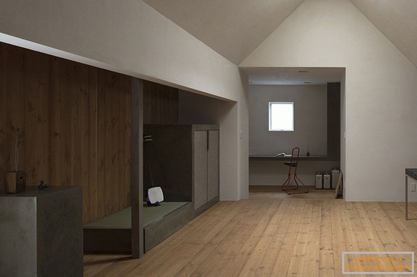 Soffitti alti in una piccola casa moderna