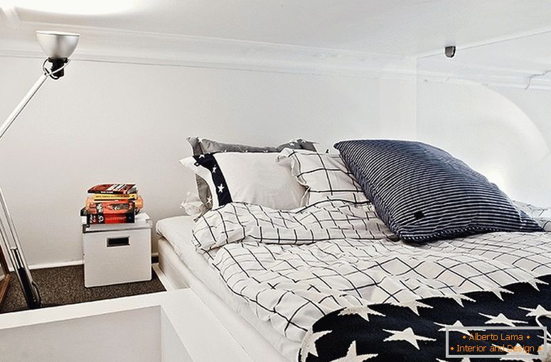 Interno di un'elegante camera da letto in un piccolo appartamento