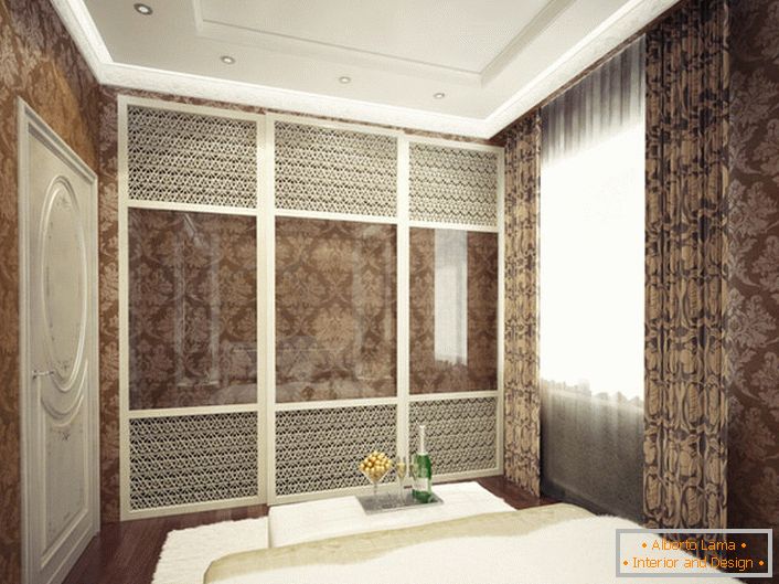 I mobili delle camere da letto in stile Art Deco dovrebbero essere spaziosi, funzionali e attraenti. Uno spogliatoio elegante con porte lucide è un'opzione interna ideale in questa direzione stilistica.