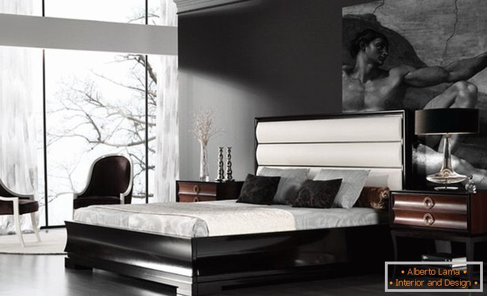 La camera da letto in stile Art Deco è realizzata in colori scuri, ma le finestre panoramiche lo rendono ancora luminoso, espandendo visivamente lo spazio. 