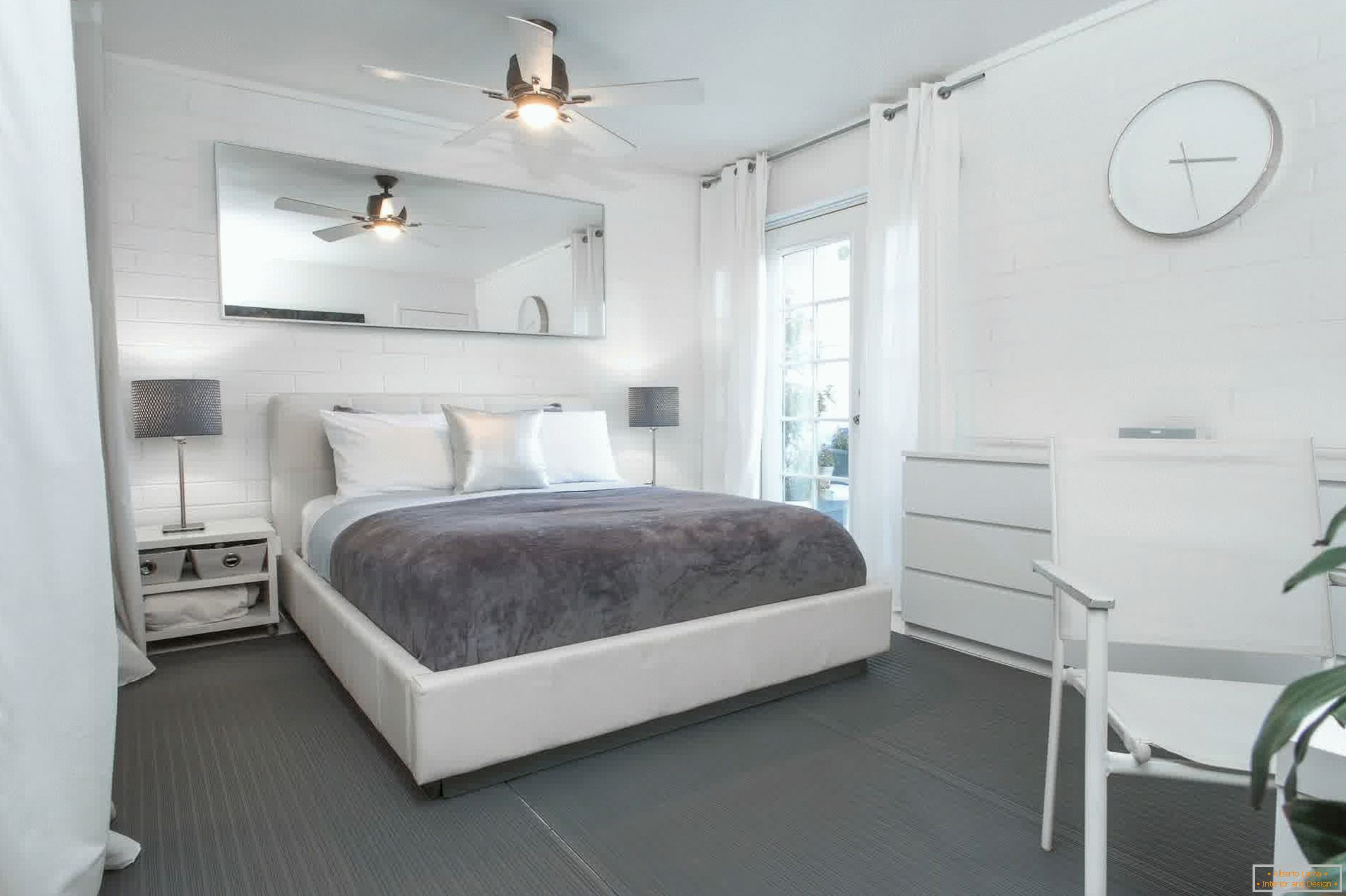 La combinazione di bianco e grigio in un appartamento moderno