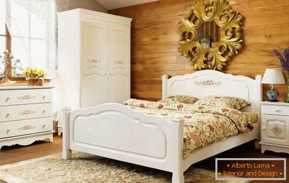 Letto, armadio, cassettiera e altri mobili in stile provenzale per la camera da letto
