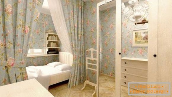 Armadio in camera da letto in stile provenzale con porte a battente