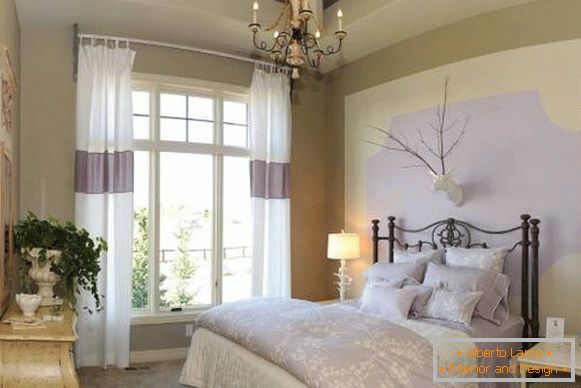 Barriere fotoelettriche nella camera da letto in stile provenzale nei colori bianco e lilla