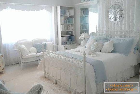 Camera da letto bianco-blu nello stile della Provenza - interno della foto