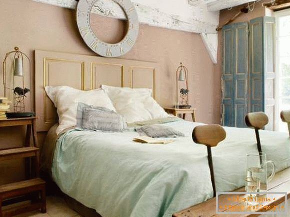 Una piccola camera da letto in stile provenzale - una foto di un interno creativo