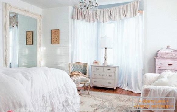 Mobili e decorazioni nello stile del cheby chic all'interno della camera da letto